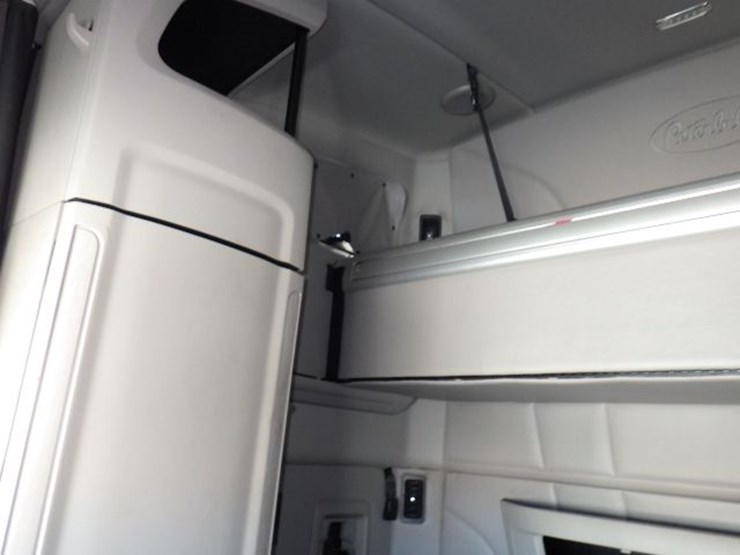 2023-peterbilt-579-image-23