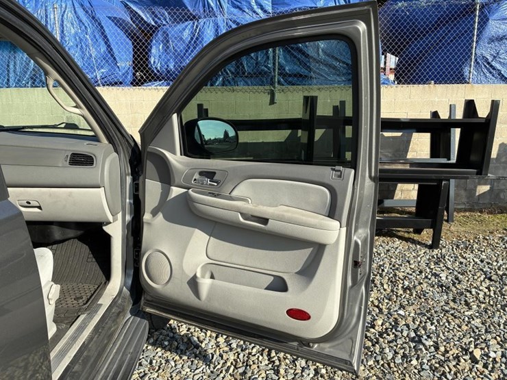 2008-chevrolet-tahoe-image-21