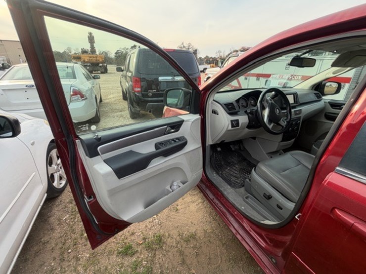 #31679-•-2012-vw-routan-image-37