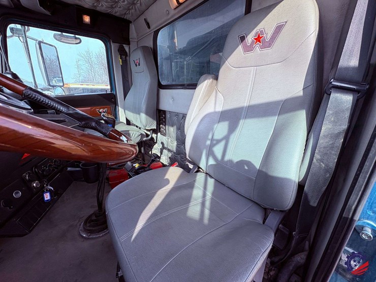 2021-western-star-4900ex-image-46
