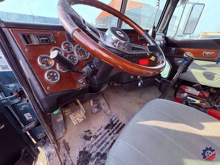 2021-western-star-4900ex-image-50