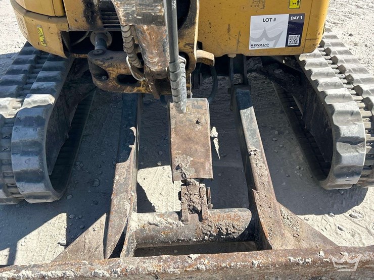 2015-caterpillar-303-image-9