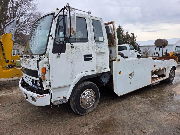 1995-isuzu-straight-truck-image-1