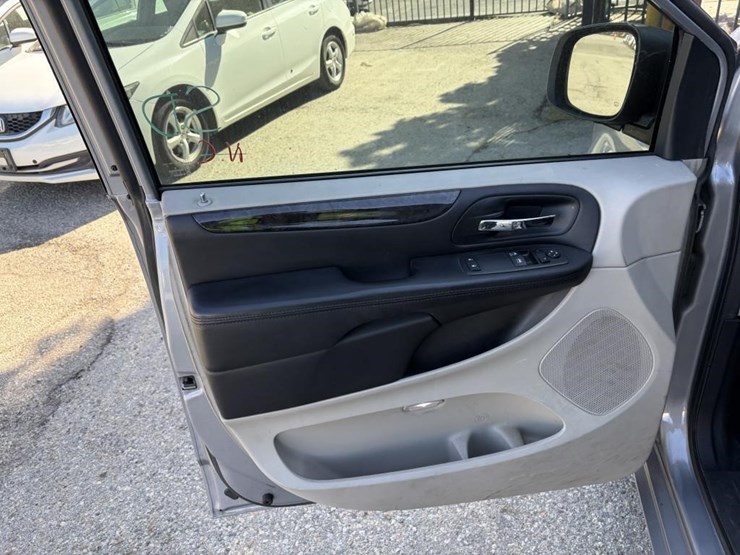 2014-dodge-grand-caravan-image-11