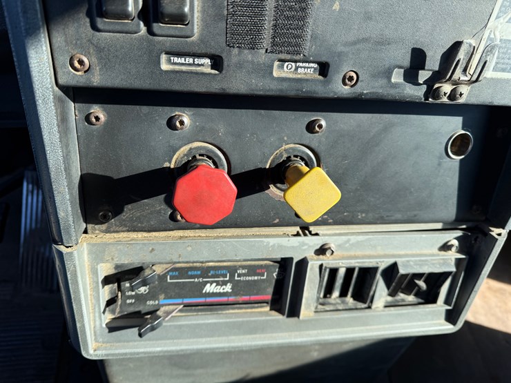 1996-mack-ch613-image-42