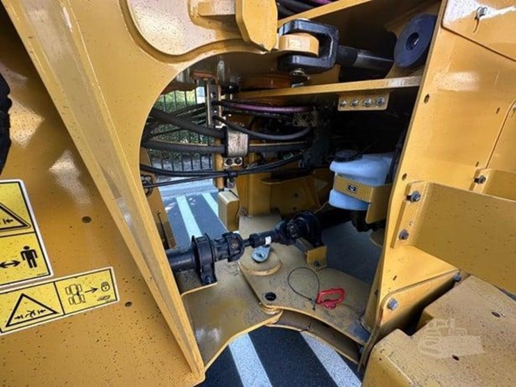2023-caterpillar-910-image-10