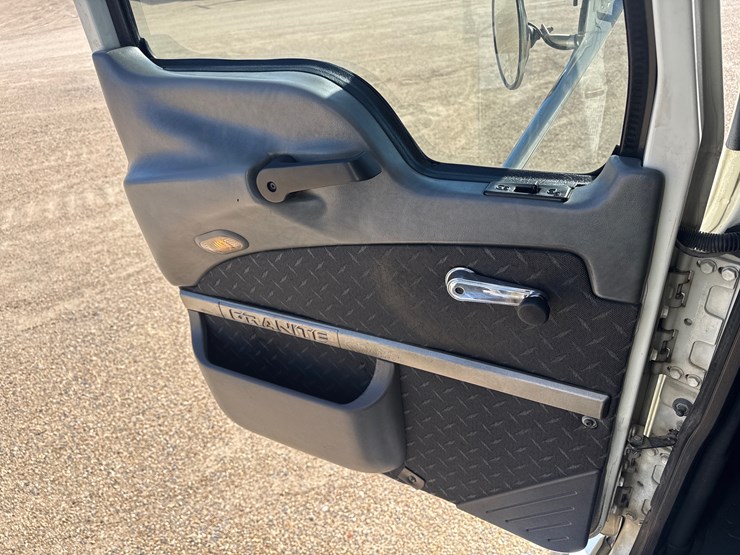 #32642-•-2018-mack-gu713-tri-axle-dump-image-23