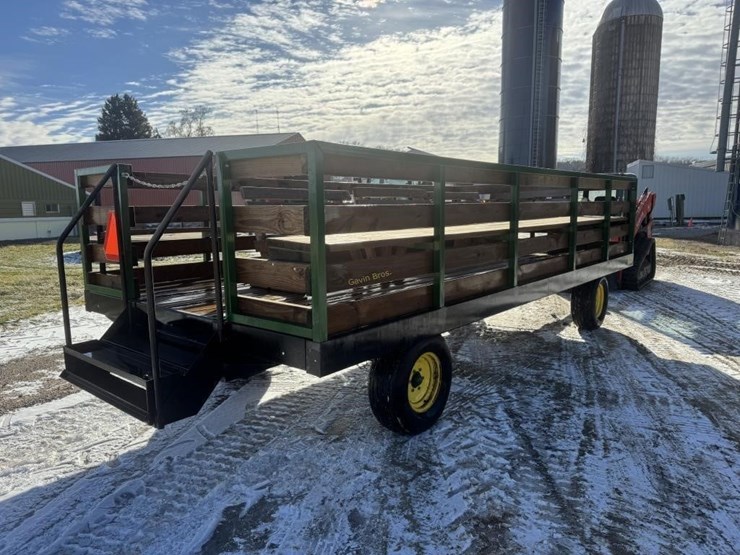 stoltzfus-18'-people-moving-wagon-image-11