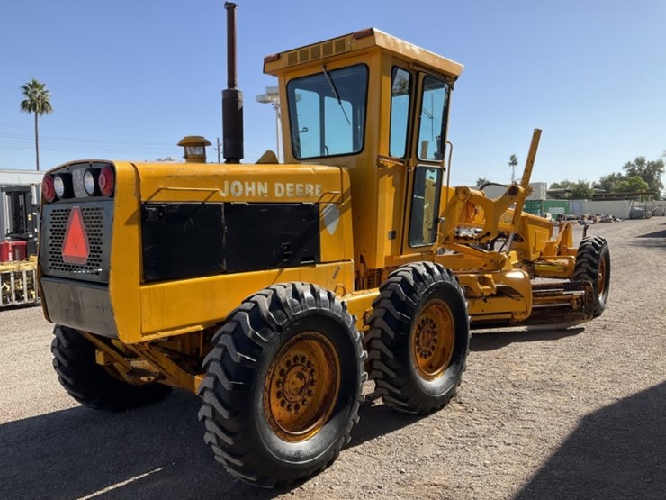 1981-deere-670a-image-5