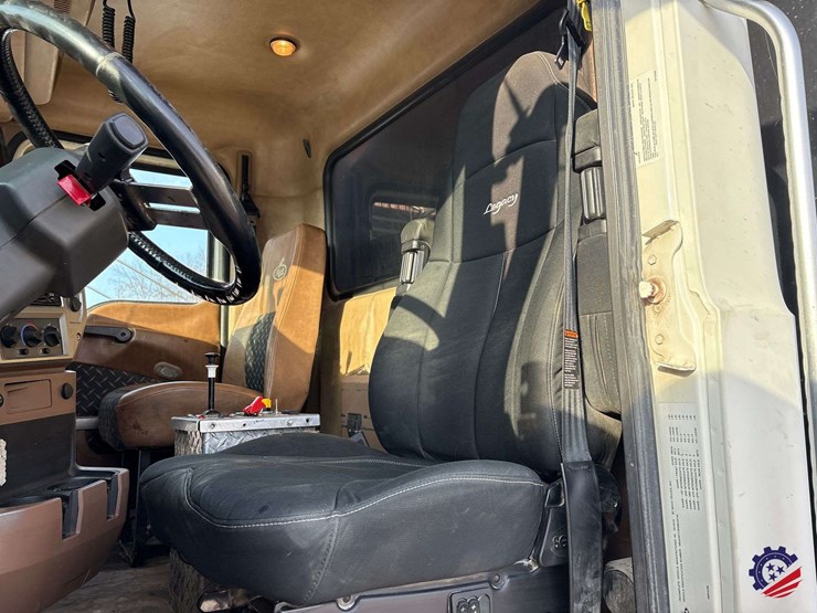 2017-mack-granite-gu713-image-48