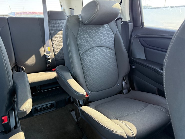 2015-gmc-acadia-sle-image-33