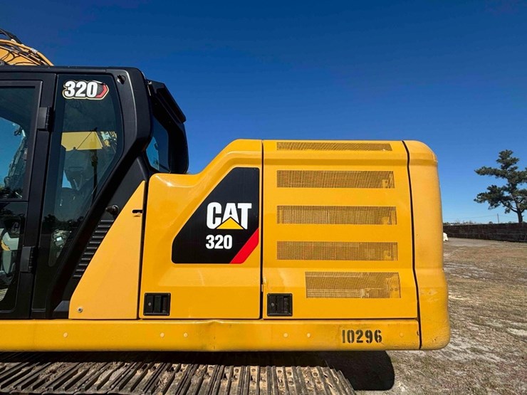 2020-caterpillar-320-image-12