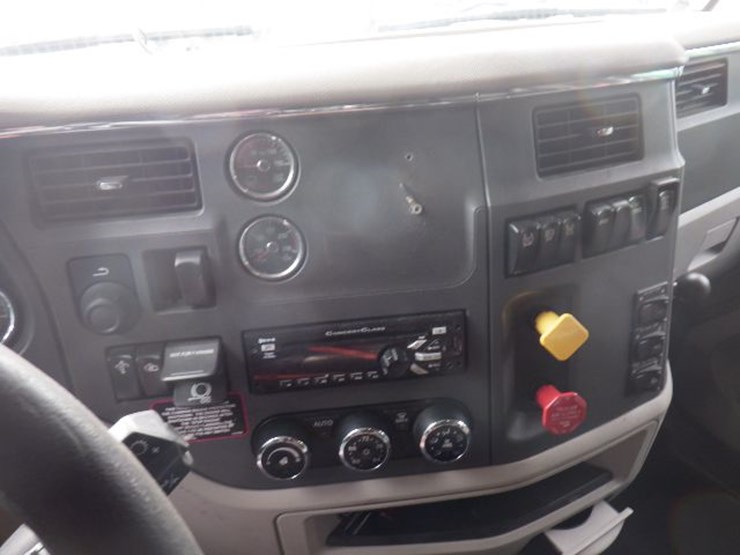 2019-peterbilt-579-image-23