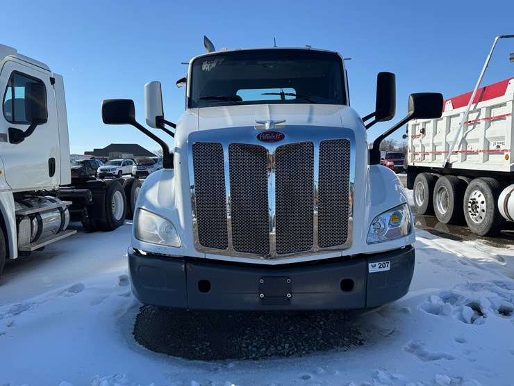 2016-peterbilt-579-image-2