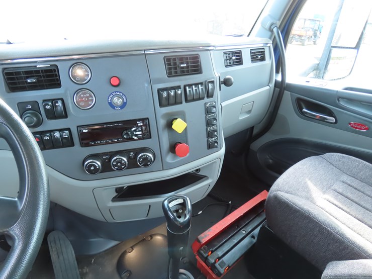 2017-peterbilt-579-image-13