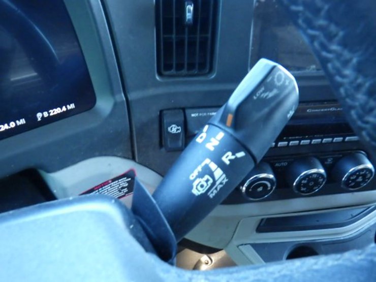 2023-peterbilt-579-image-21