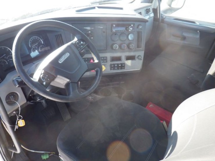 2019-freightliner-cascadia-116-image-12