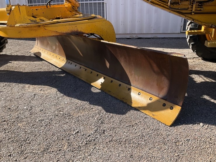 1981-deere-670a-image-12