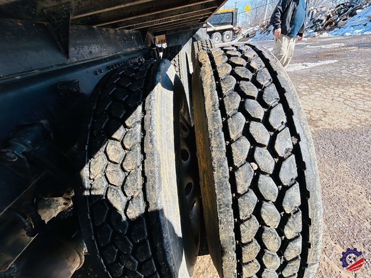 2011-volvo-truck-vhd-tri-axle-dump-truck-image-15