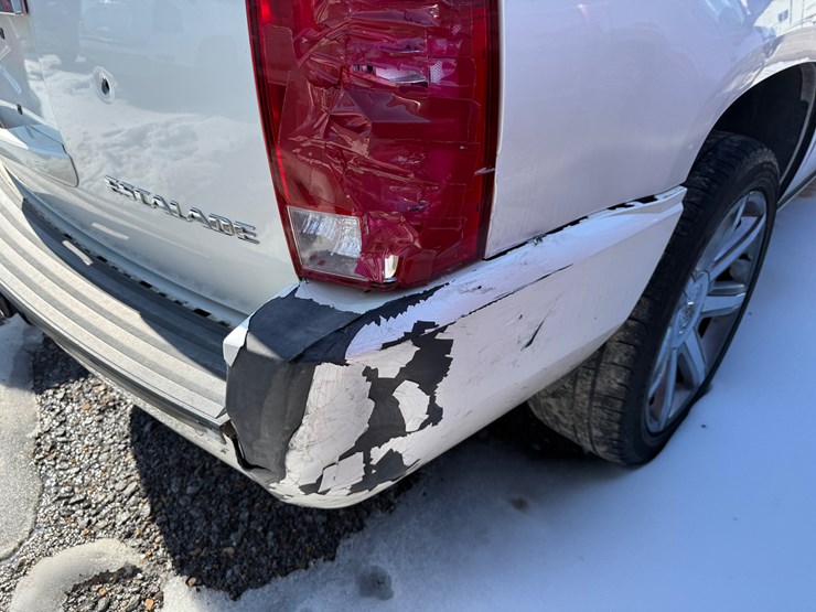 2011-cadillac-escalade-image-12