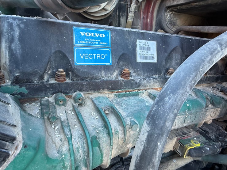 2011-volvo-10-image-50