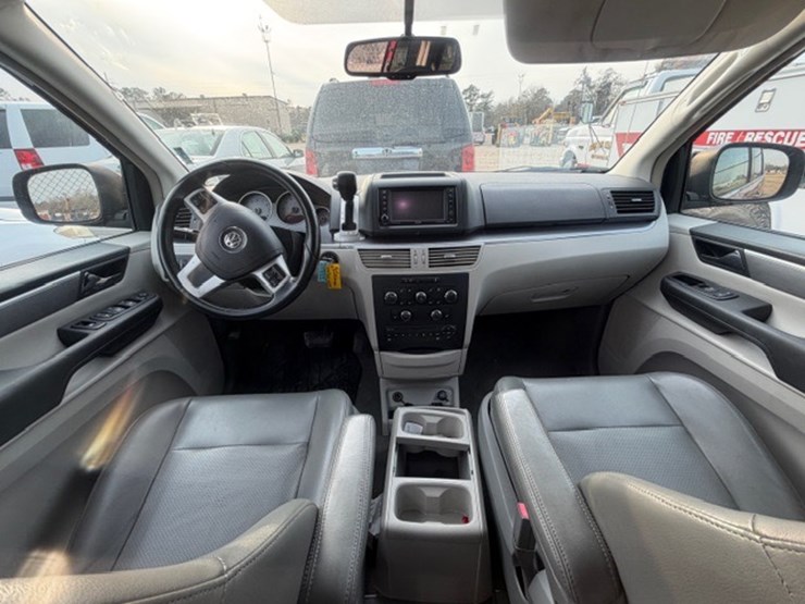 #31679-•-2012-vw-routan-image-34