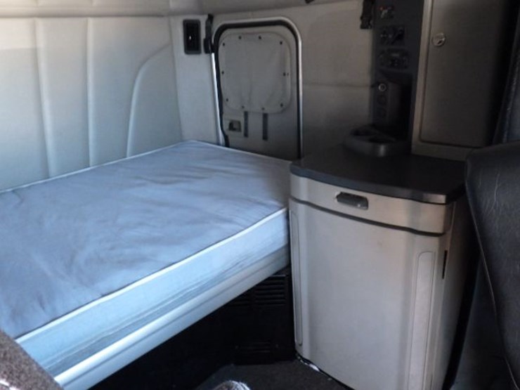 2021-peterbilt-579-image-6