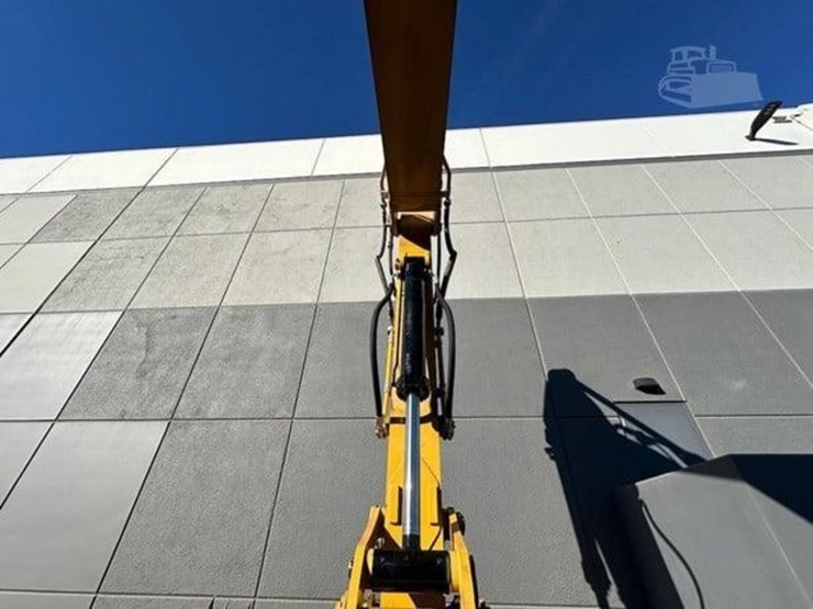 2021-caterpillar-320-image-8