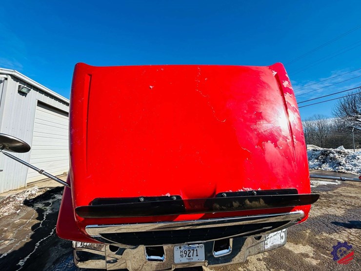 2011-volvo-truck-vhd-tri-axle-dump-truck-image-28