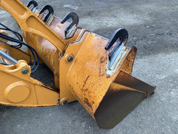 2011-case-570m-xt-image-11