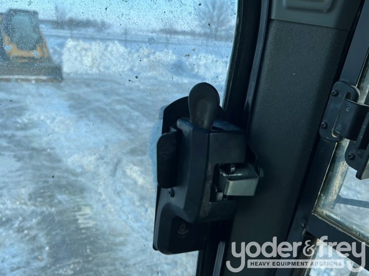 2023-caterpillar-259d3-image-29