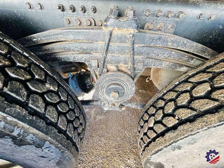 2011-volvo-truck-vhd-tri-axle-dump-truck-image-25