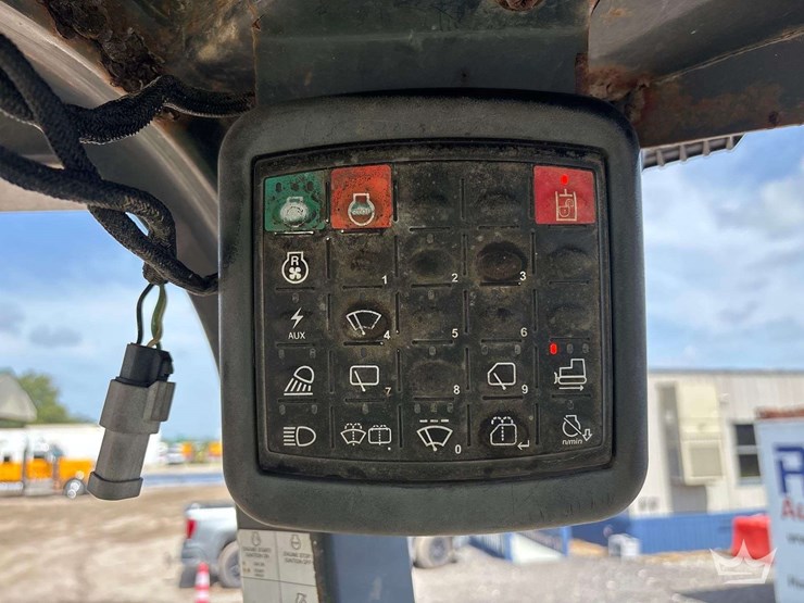 2014-deere-650k-image-12