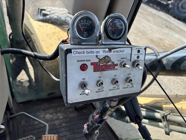 2005-john-deere-7220-image-28