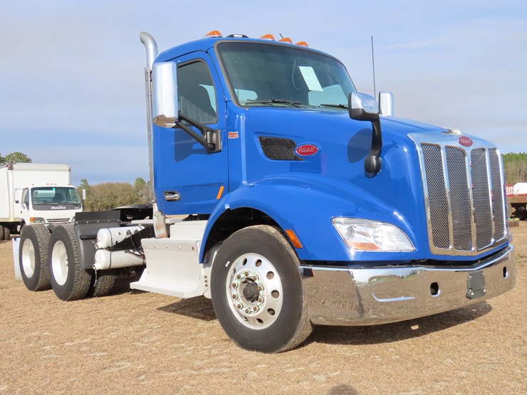 2017-peterbilt-579-image-2