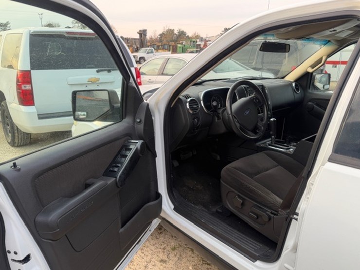 2011-ford-explorer-image-32