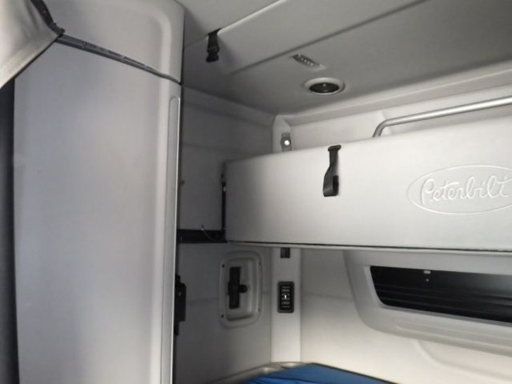 2019-peterbilt-579-image-25