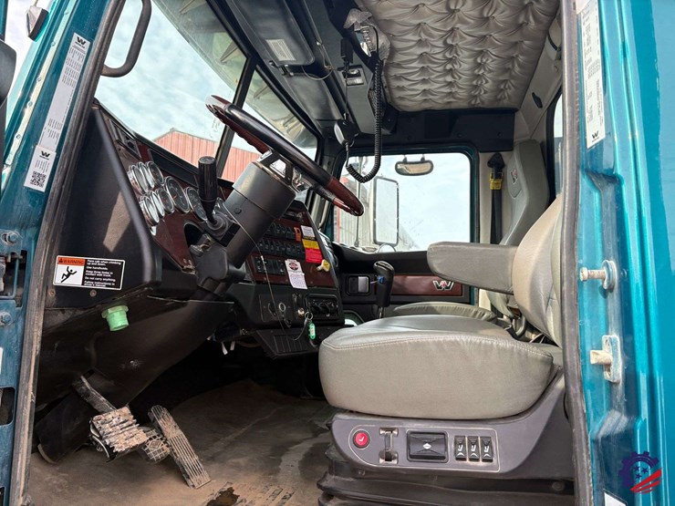 2021-western-star-4900ex-image-56