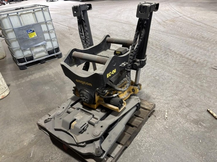 deere-245g-lc-image-12