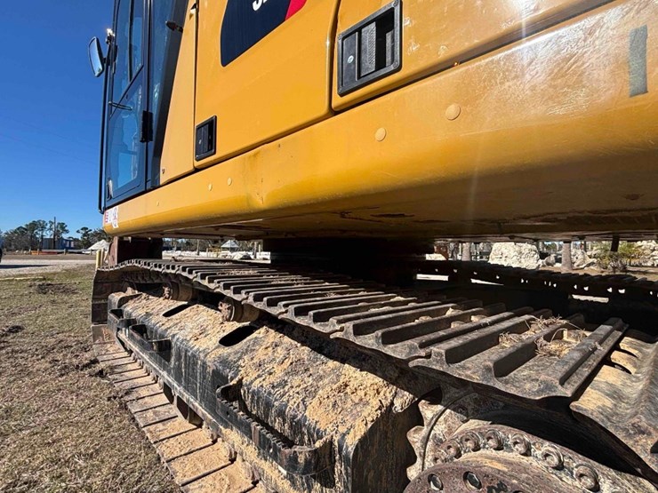 2020-caterpillar-320-image-23