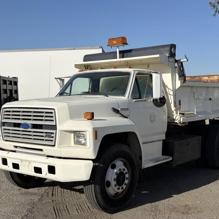 1993 FORD F700