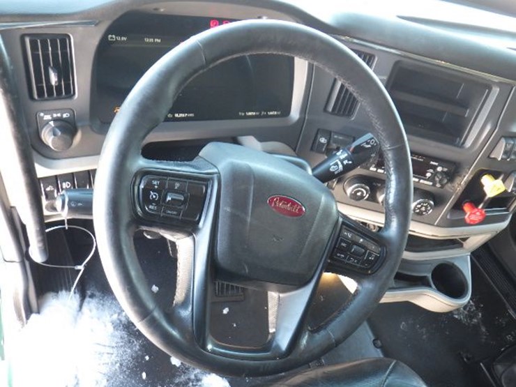 2023-peterbilt-579-image-19