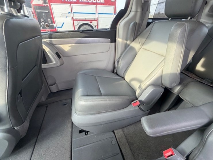 #31679-•-2012-vw-routan-image-24