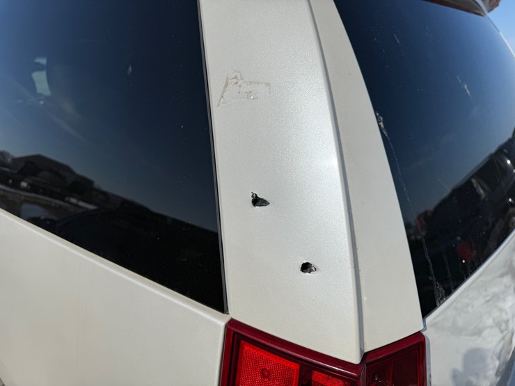 2011-cadillac-escalade-image-6