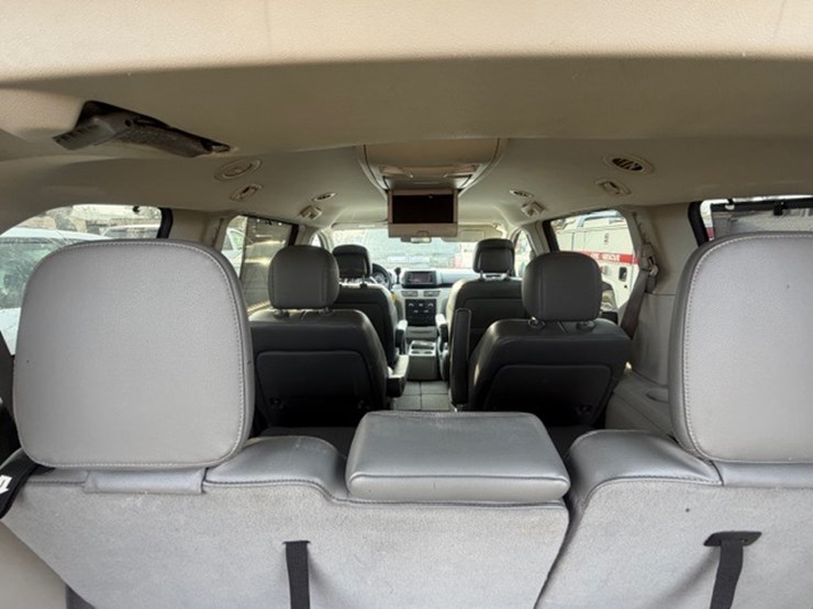 #31679-•-2012-vw-routan-image-19