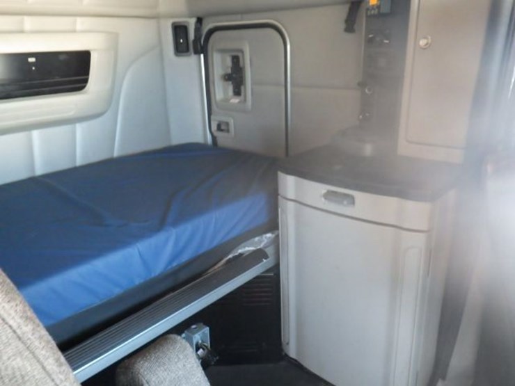 2023-peterbilt-579-image-3