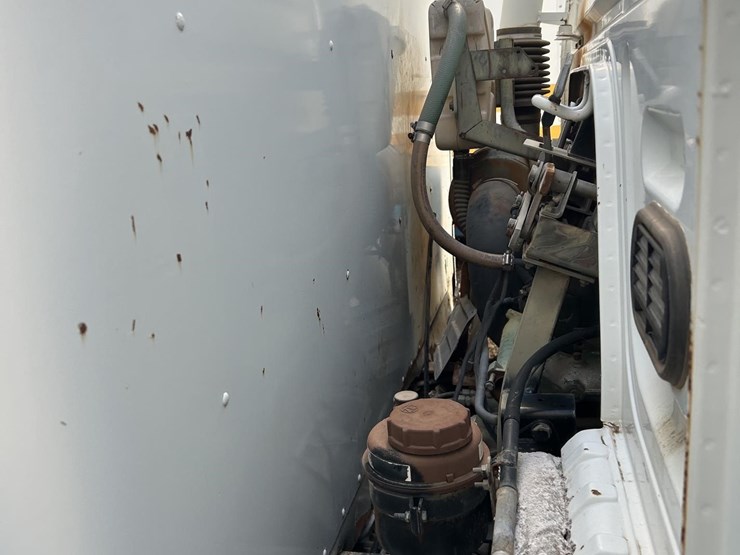 2015-volvo-f6-image-10