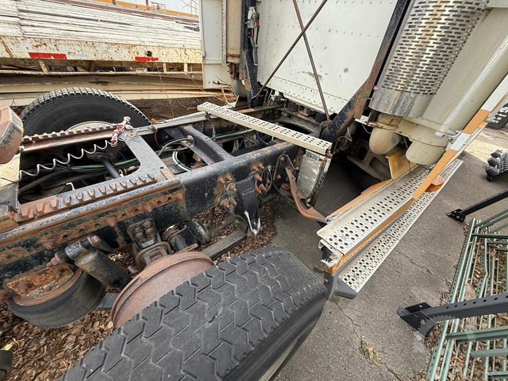 1997-freightliner-fld120-image-16