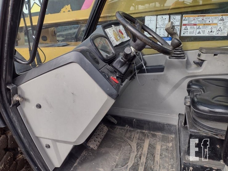 2019-caterpillar-tl1055d-image-11