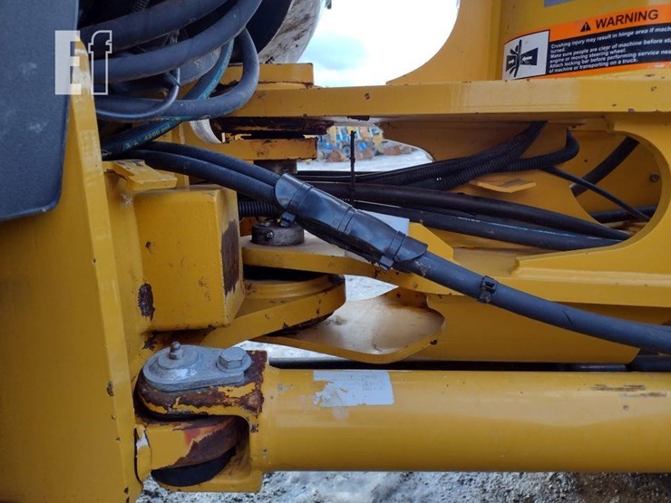 2021-deere-304l-image-22